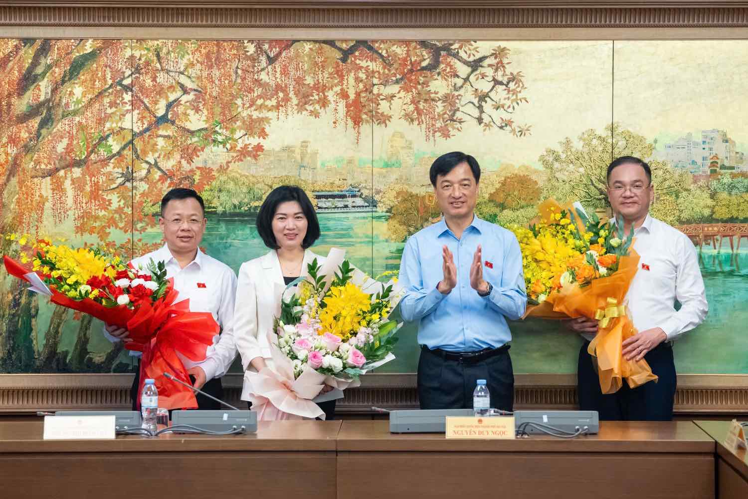 정치국 위원, 하노이시 당위원회 서기 응우옌주이응옥이 국회 대표단 부단장 및 하노이시 국회 대표단 전임 국회의원 직책에 선출된 동지들에게 꽃다발을 전달하며 축하하고 있습니다. 사진: 팜탕