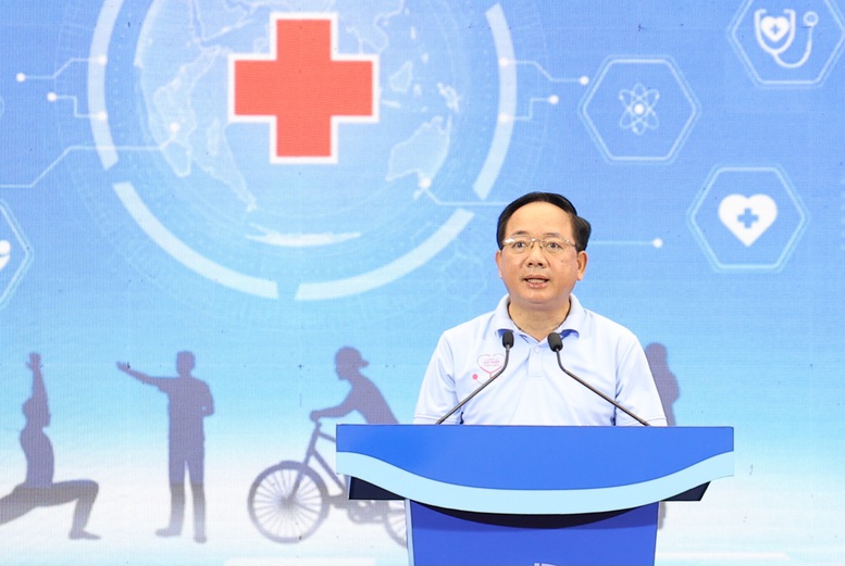 Mr. Trinh Van Quyet, Member of the Politburo, Secretary of the Party Central Committee, Head of the Central Propaganda and Mass Mobilization Commission, spoke at the rally. Photo: Ministry of Health