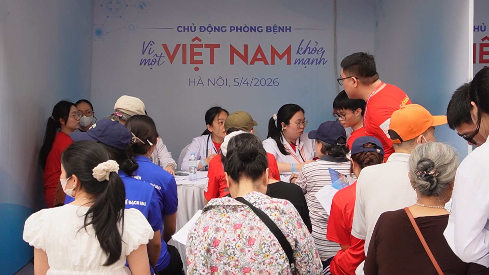 Hanoi residents line up early to participate in the free health check-up day