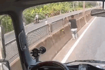 Identidad del conductor que cruzó el carril contrario para salvar al niño de una situación peligrosa. Foto: Lý Văn Tố