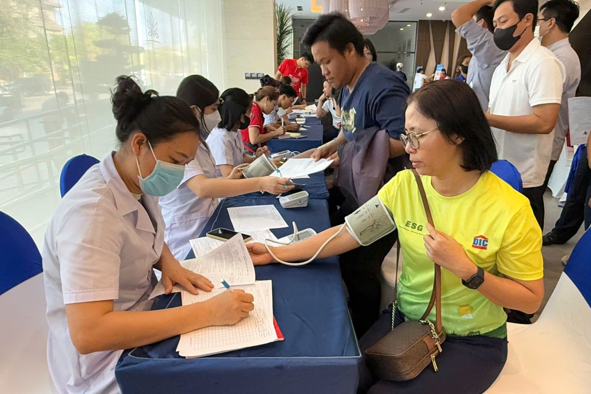 Người lao động khám tầm soát trước khi tham gia hiến máu. Ảnh: Thành An