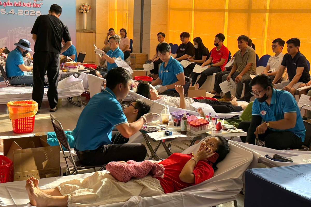 Union members, workers and people in Vung Tau ward participate in the voluntary blood donation program organized by the Trade Union. Photo: Thanh An