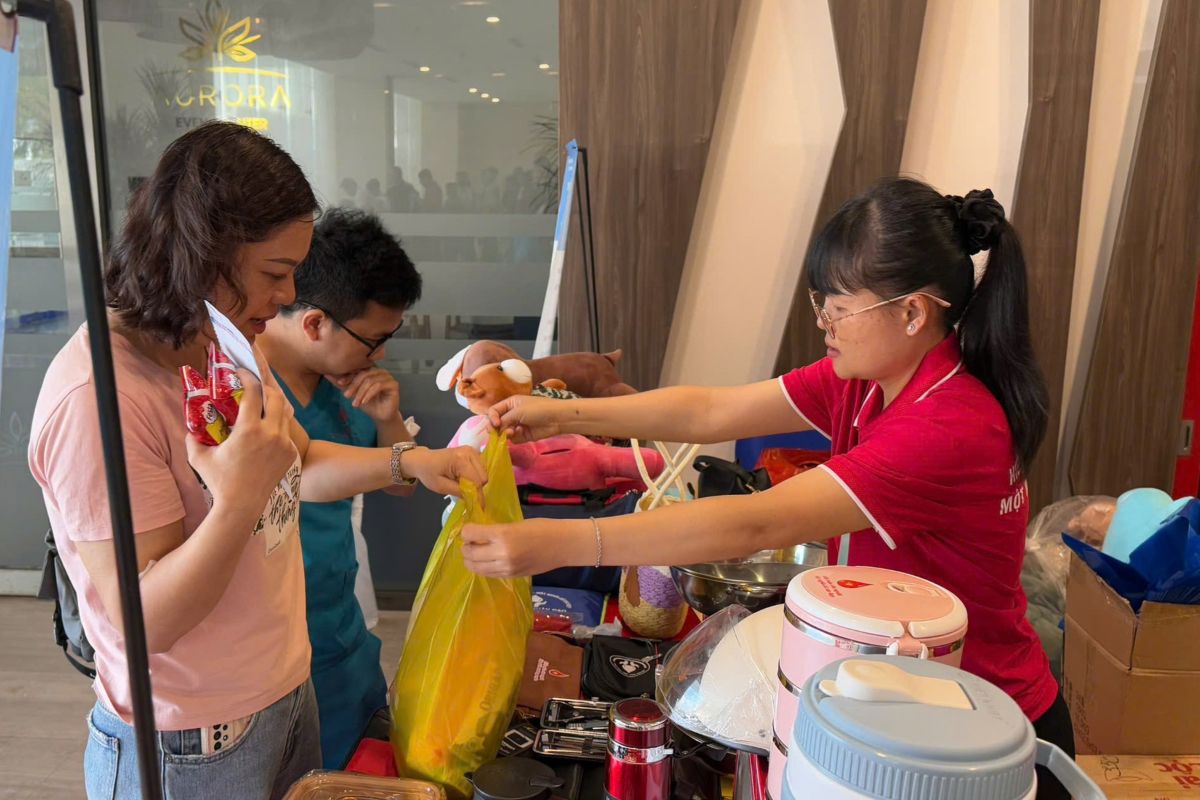 Sau khi tham gia hiến máu, người lao động được nhận những phần quà hỗ trợ. Ảnh: Thành An