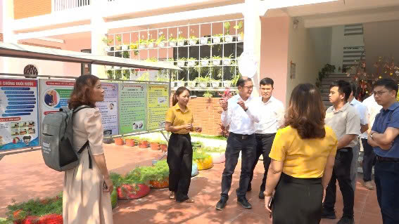 代表団は、管轄区域内の幼稚園における感染症予防対策の実態を視察しました。写真:CDCダナン