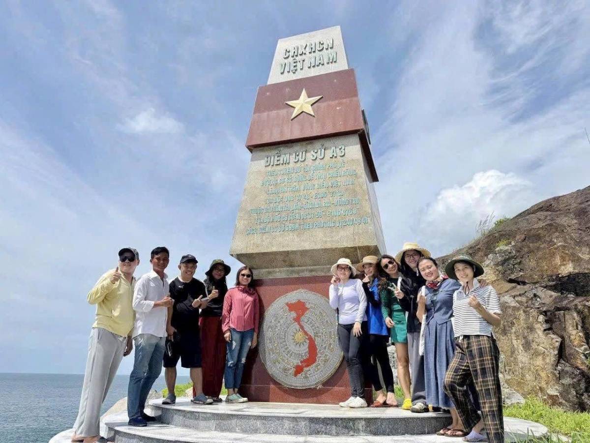 Tourists check-in at base point A3 located on Hon Tai Lon. Photo: National Park