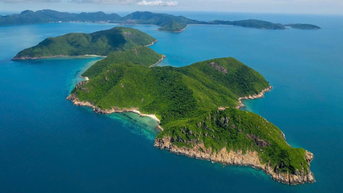 Hòn Bảy Cạnh ở Côn Đảo vừa có một trong những ngọn hải đăng lâu đời nhất, vừa có điểm cơ sở A5. Ảnh: Võ Rin