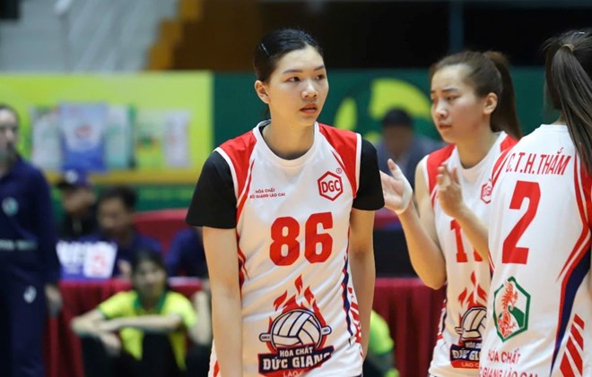Middle blocker Bich Thuy (86) continues to be registered in the list of 14 official players of Hoa Chat Duc Giang team. Photo: Chi Tran
