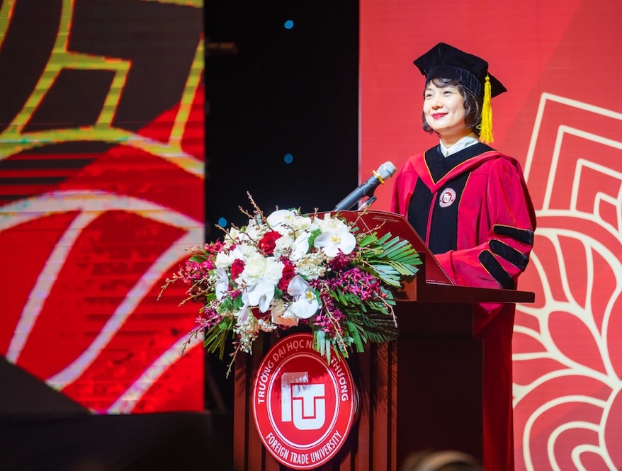 PGS.TS Phạm Thu Hương - Hiệu trưởng Trường đại học Ngoại thương phát biểu tại buổi lễ. Ảnh: FTU