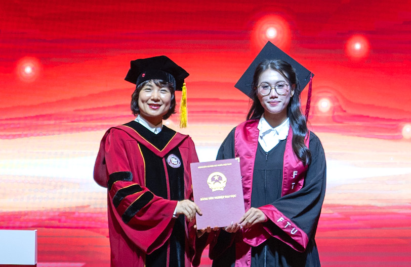 PGS.TS Phạm Thu Hương trao giấy khen cho sinh viên tiêu biểu. Ảnh: FTU