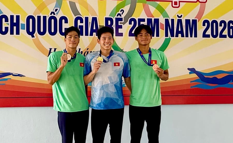 Nguyen Quang Thuan (middle) is one of the athletes who broke the record at the National 25m Aquarium Swimming Championships 2026. Photo: Hoai Viet