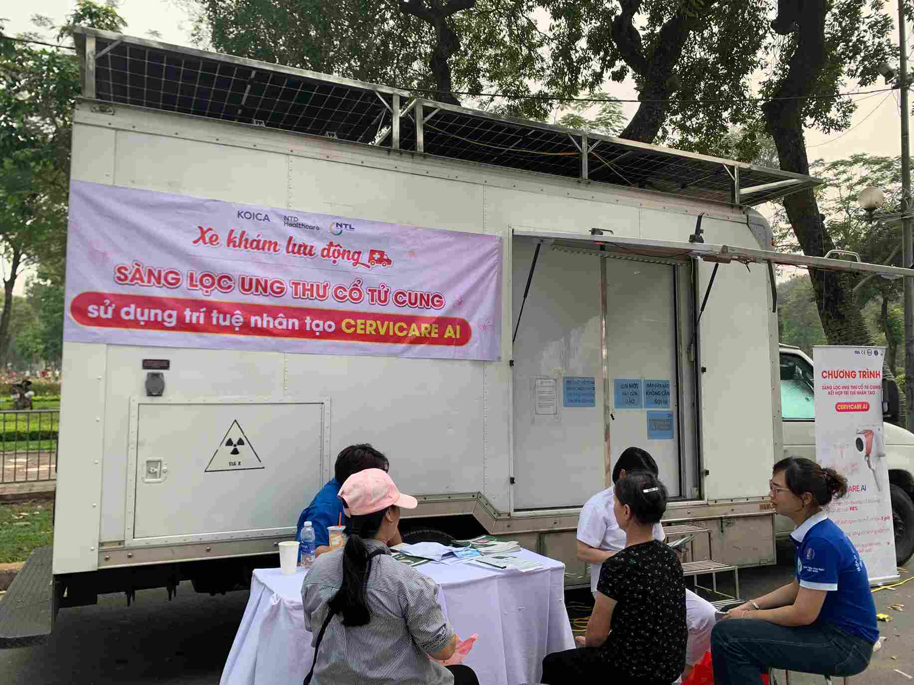 Many people discover diseases when participating in the free health check-up day. Photo: Hoang Khoi