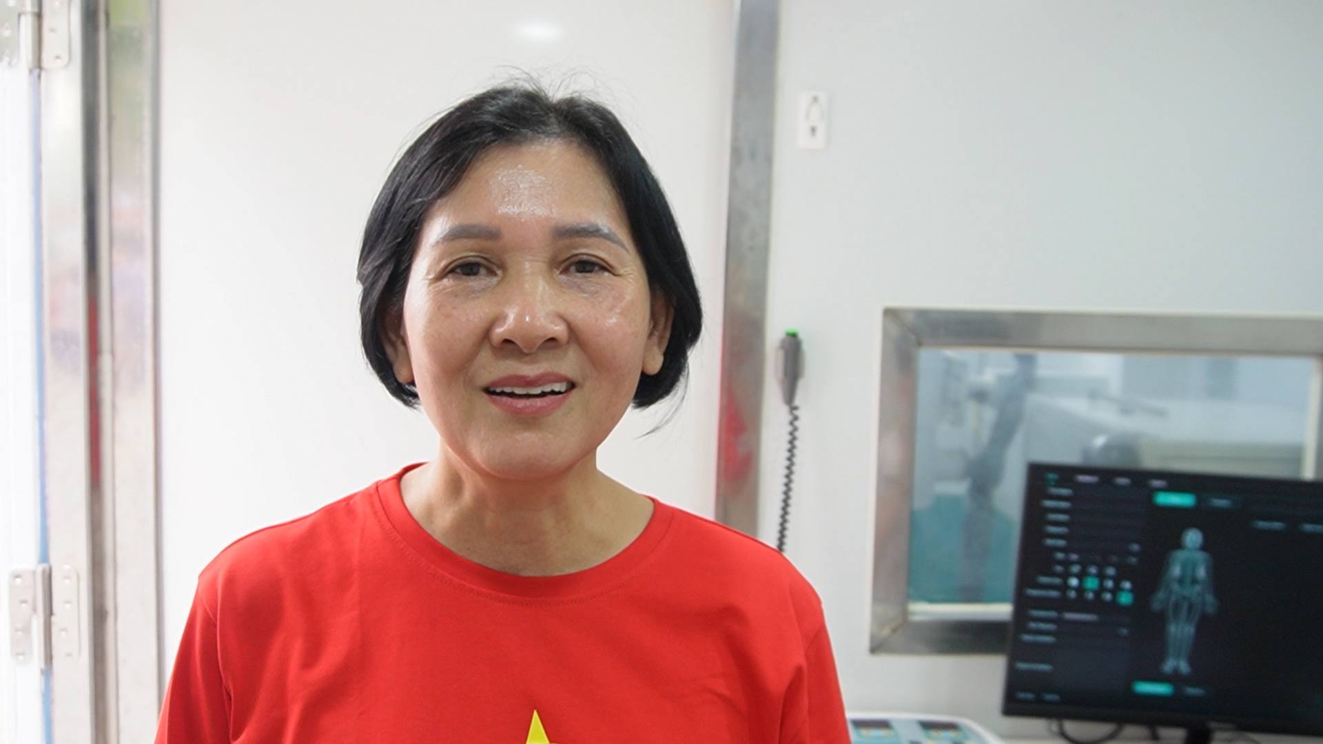 Bà Nguyễn Thị Thu Minh (phường Vĩnh Hưng, Hà Nội) đến tham gia ngày hội để được thăm khám miễn phí. Ảnh: Hoàng Khôi