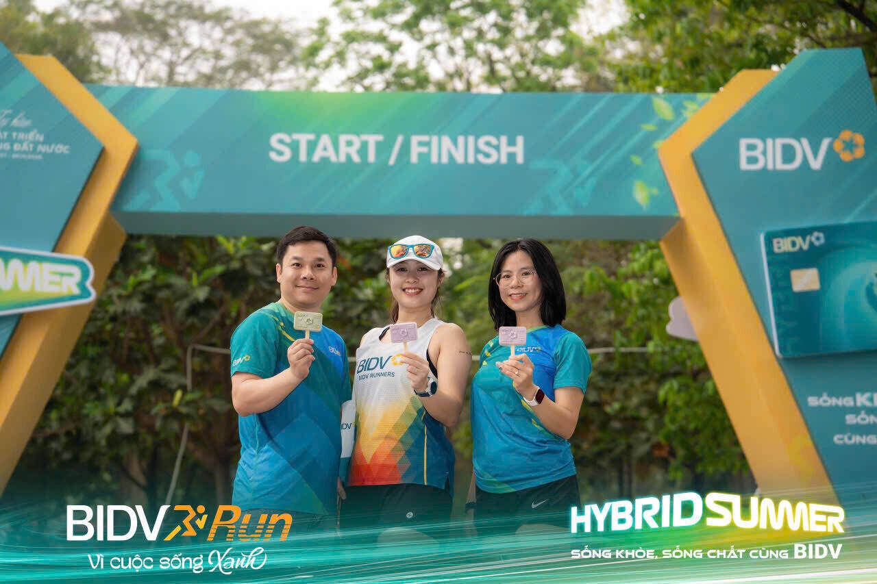Enthusiastic athletes participate in the BIDV Run 2026 Race.