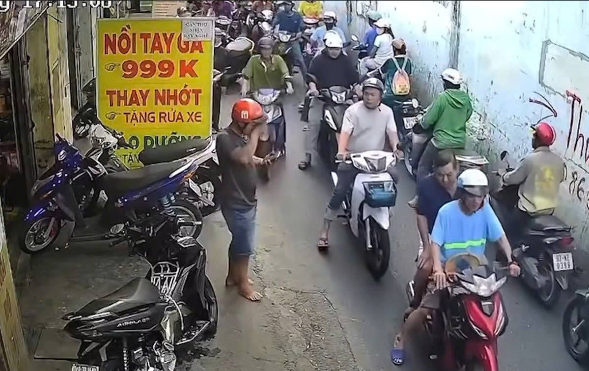 Vụ việc khiến con hẻm ùn ứ. Ảnh cắt từ clip bạn đọc cung cấp