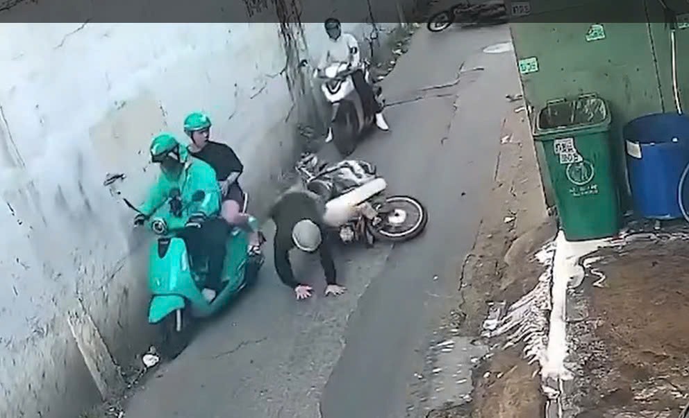 Xe máy ngã ra đường sau va chạm giao thông. Ảnh cắt từ clip bạn đọc cung cấp