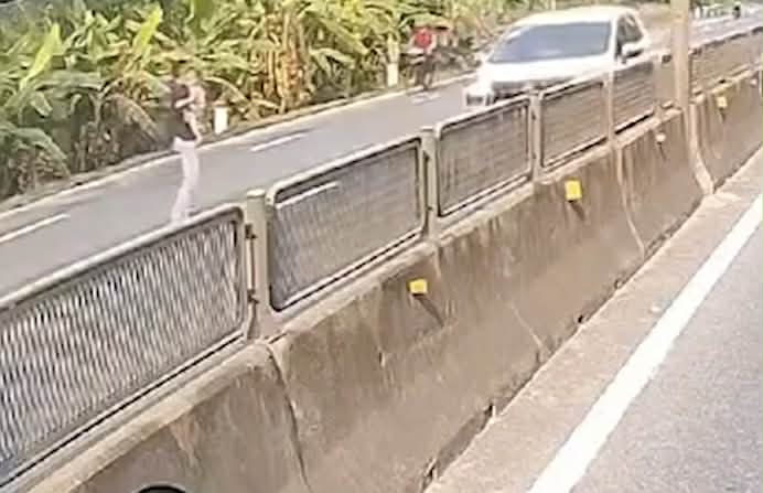 Truck driver stops car, jumps over an eel, rescues baby in dangerous situation Photo cut from clip