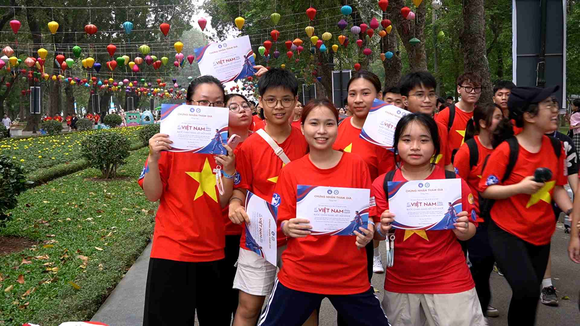 Thousands of Hanoi residents wear red flags with yellow stars to participate in running for health.