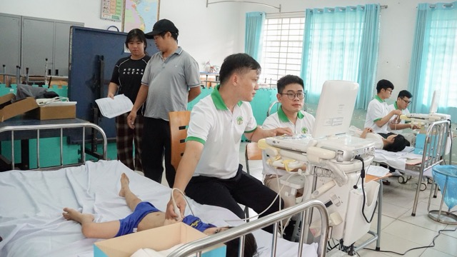 Doctors at Children's Hospital 2 examine children in difficult circumstances in Phu Giao, Ho Chi Minh City. Photo: BVCC