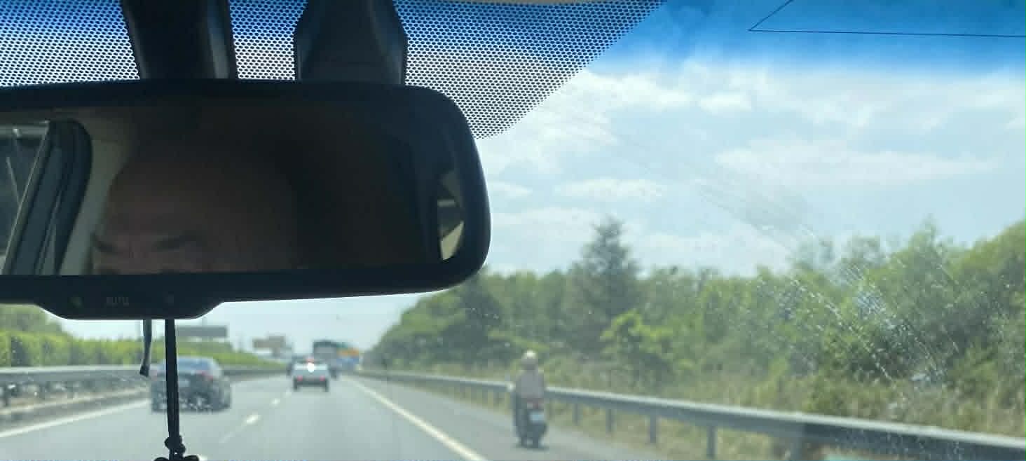 Một phụ nữ đi xe máy trên cao tốc TPHCM - Long Thành - Dầu Giây Ảnh: Văn Bạch