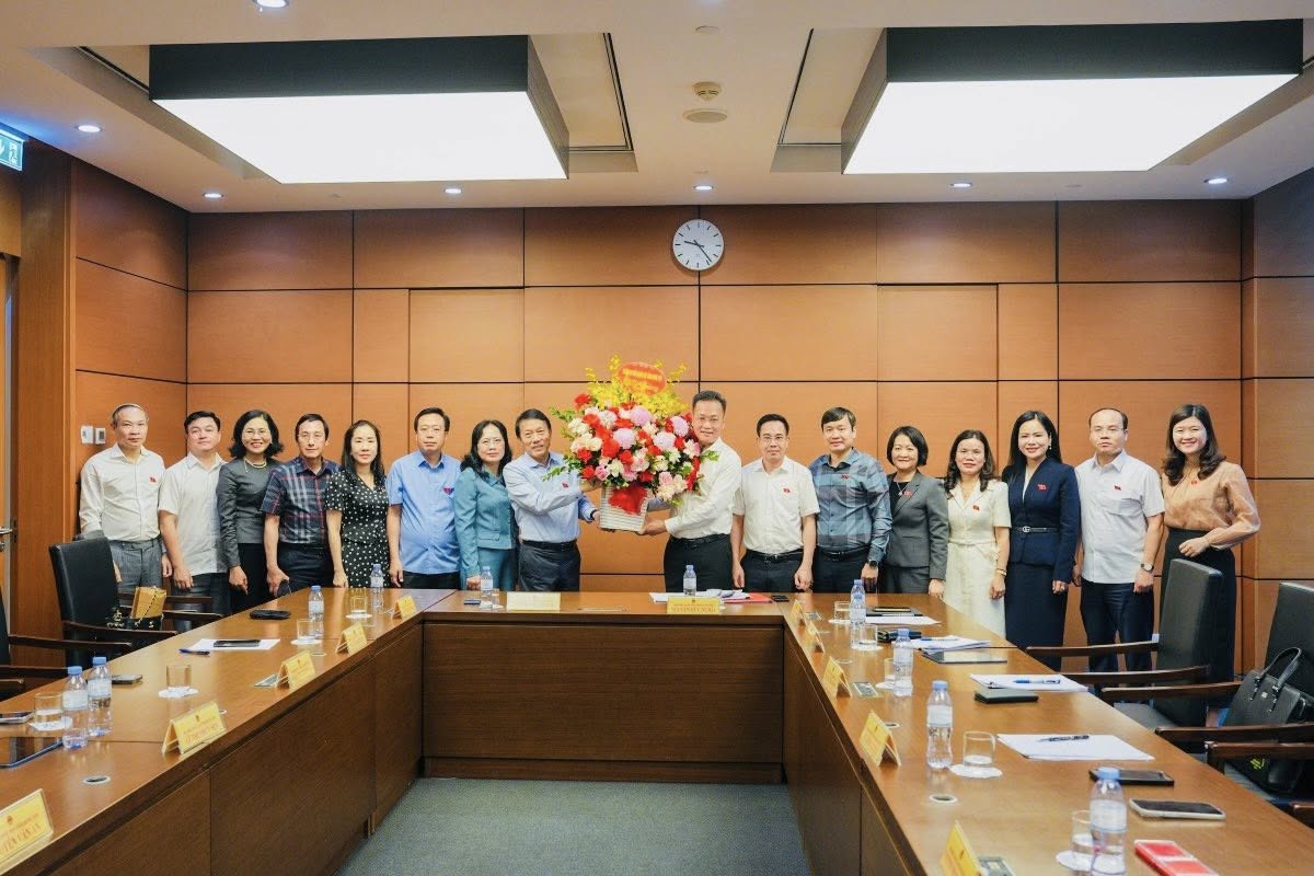 El General Luong Tam Quang - Miembro del Buró Político, Ministro de Seguridad Pública se toma una foto de recuerdo con la Delegación de la Asamblea Nacional de Hung Yen. Foto: Departamento de Propaganda y Movilización de Masas del Comité del Partido Provincial de Hung Yen