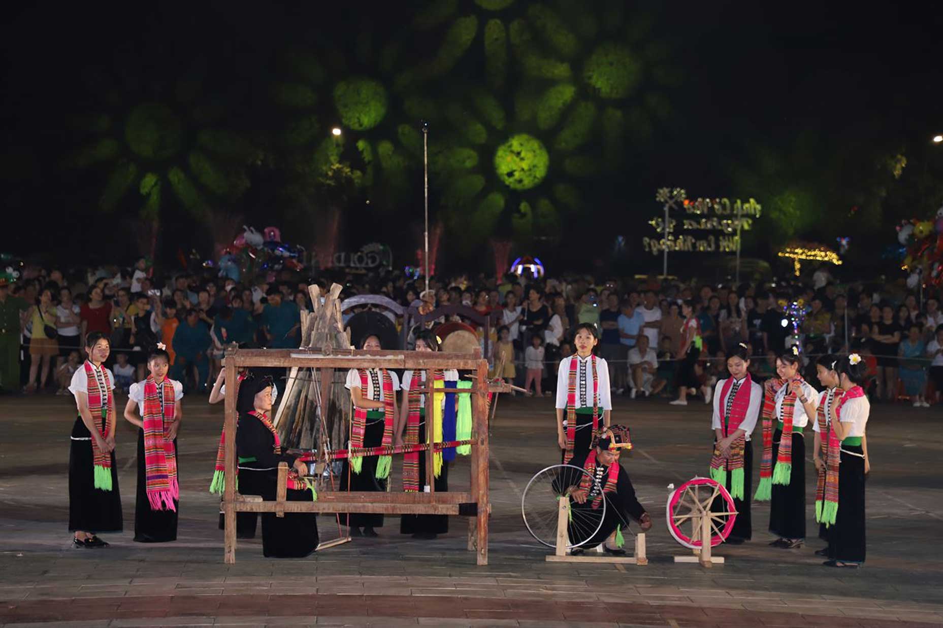 Không gian văn hóa Xòe Thái tại Lào Cai được tái hiện sinh động qua các phần trình diễn và hoạt động trải nghiệm, hứa hẹn thu hút đông đảo người dân và du khách. Ảnh: CTTĐT phường Nghĩa Lộ