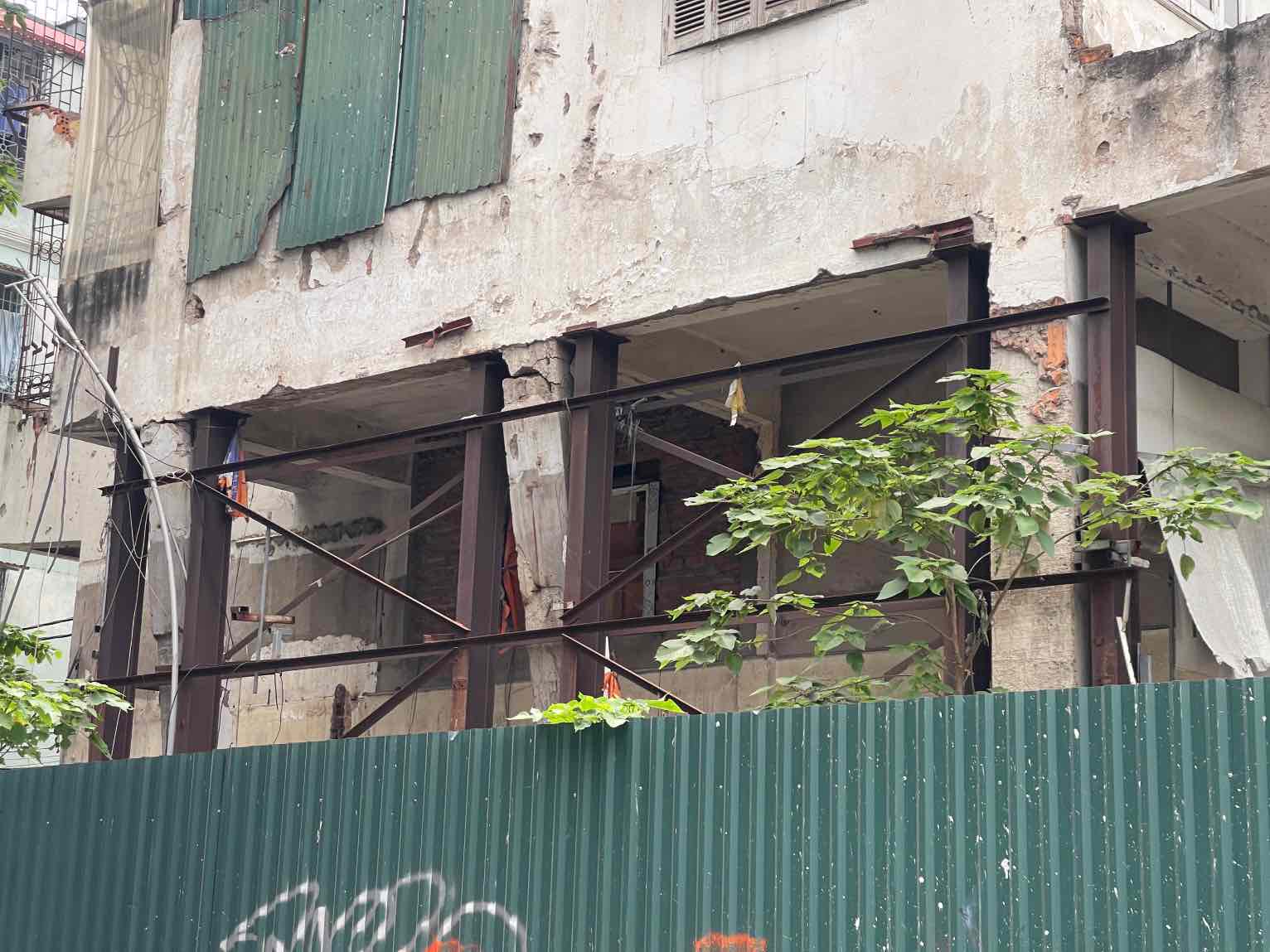 Các hạng mục tại chung cư 51 Huỳnh Thúc Kháng đã xuống cấp nghiêm trọng. Ảnh: Hoài Anh