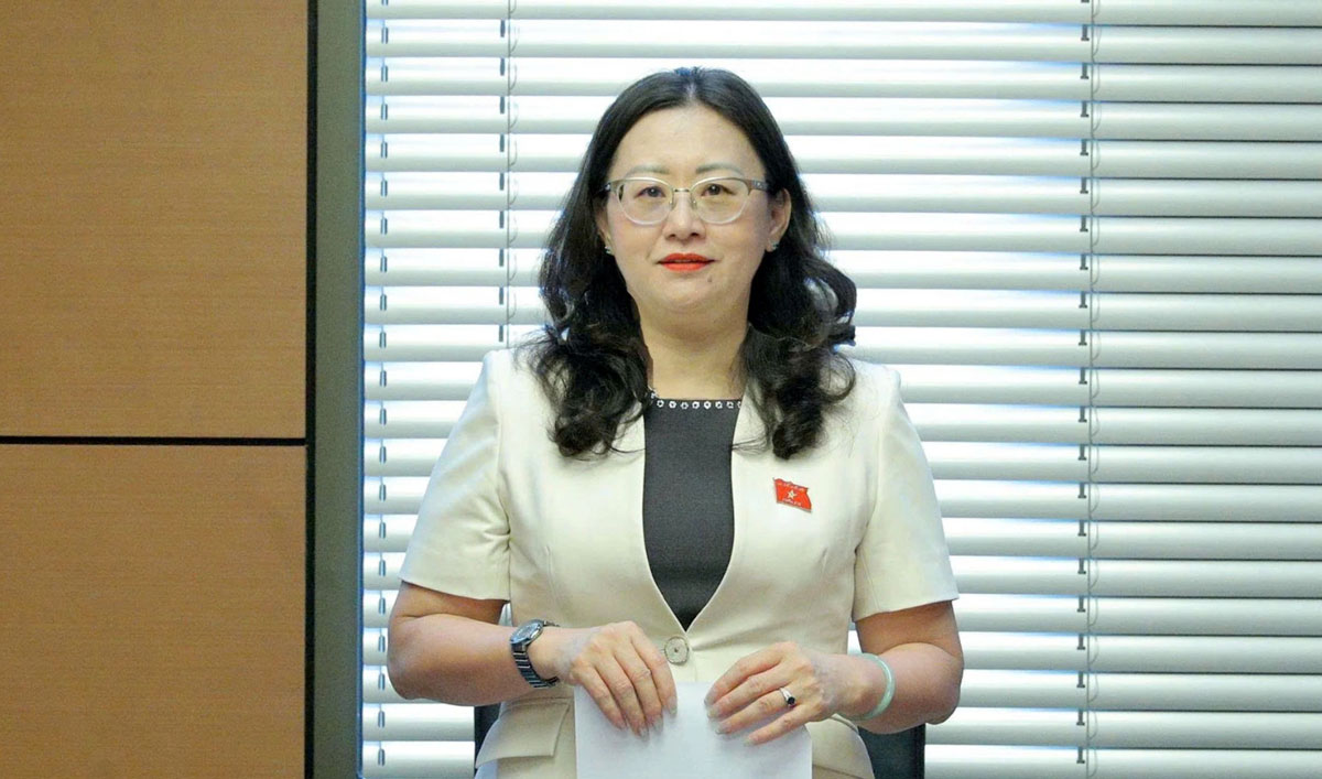 Bà Giàng Thị Dung - Phó Bí thư Tỉnh ủy, Chủ tịch Ủy ban Mặt trận Tổ quốc Việt Nam tỉnh Lào Cai, Trưởng Đoàn ĐBQH khóa XVI tỉnh Lào Cai phát biểu nhận nhiệm vụ. Ảnh: Thanh Chi