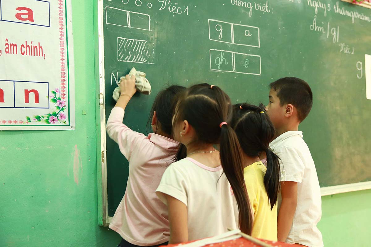 El Decreto 66/2025/ND-CP regula las políticas para algunos sujetos específicos, incluidos los niños de guardería, estudiantes y aprendices en áreas de minorías étnicas... Foto: Hai Nguyen