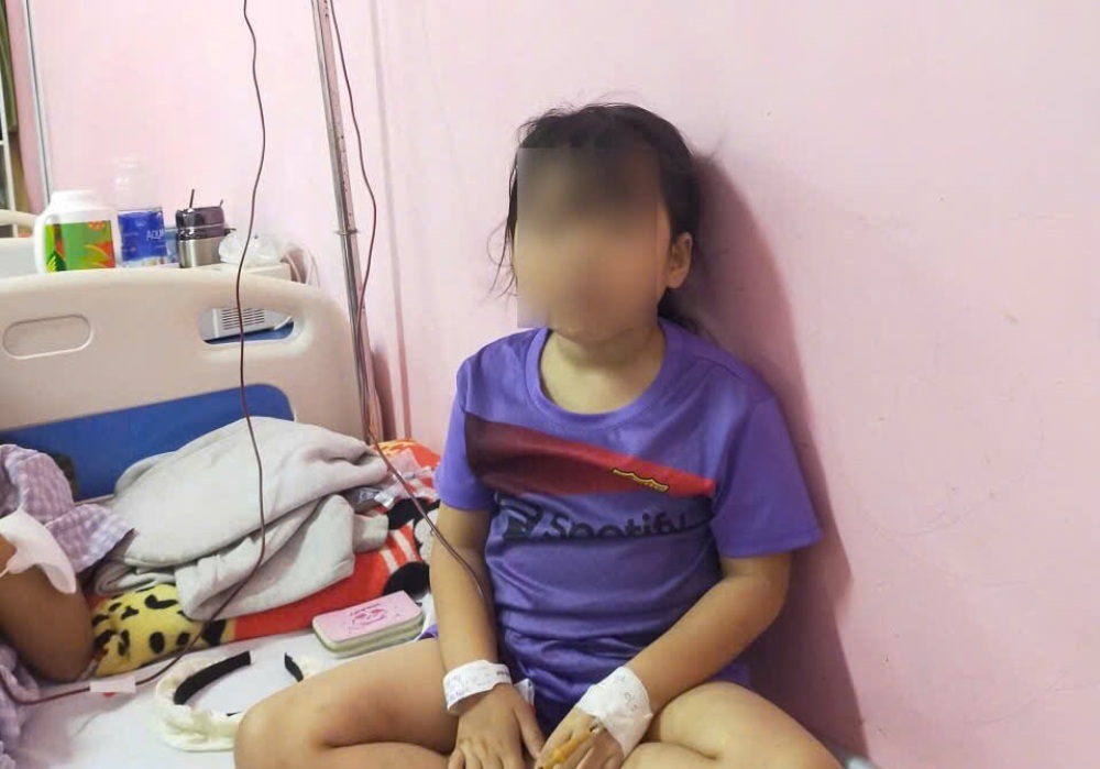 Bé Như Ý hiện cũng bị lách to, được bác sĩ chẩn đoán ở mức độ 2, có nguy cơ phải mổ. Ảnh: Gia đình cung cấp