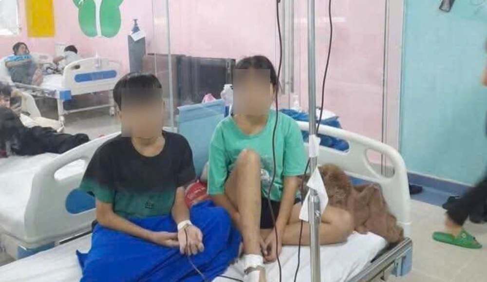 Bé Quý (trái) và bé Nhi (phải) khi điều trị tại bệnh viện. Ảnh: Gia đình cung cấp