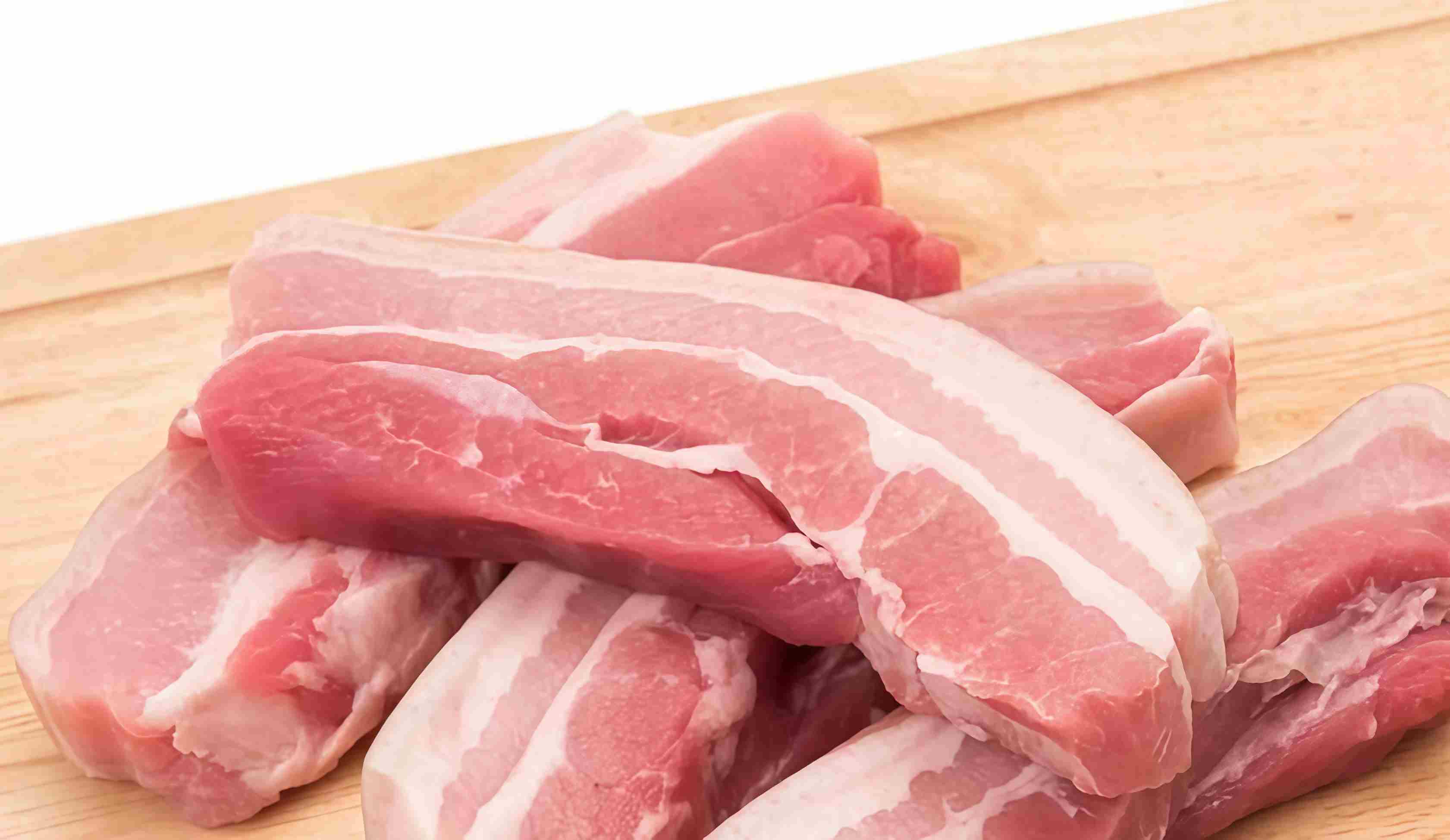 Một vài mẹo rửa thịt heo an toàn mà vẫn giữ được độ tươi ngon. Ảnh: Bích Nhung 