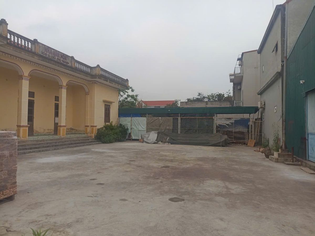 The wrongly erected iron frame at the old hamlet 10 cultural house, Xuan Hung commune, Ninh Binh province is being handled after the reflection of Lao Dong Newspaper. Photo: Le Thuan