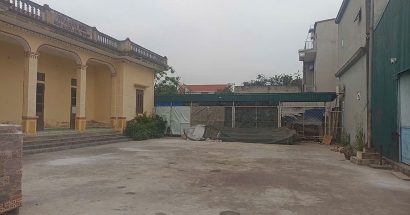 Tháo dỡ khung sắt lắp sai ở nhà văn hóa sau phản ánh của báo Lao Động