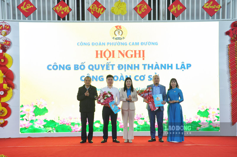 The establishment of more grassroots trade unions helps Cam Duong Ward Trade Union become a "common home" for union members and workers. Photo: Dinh Dai