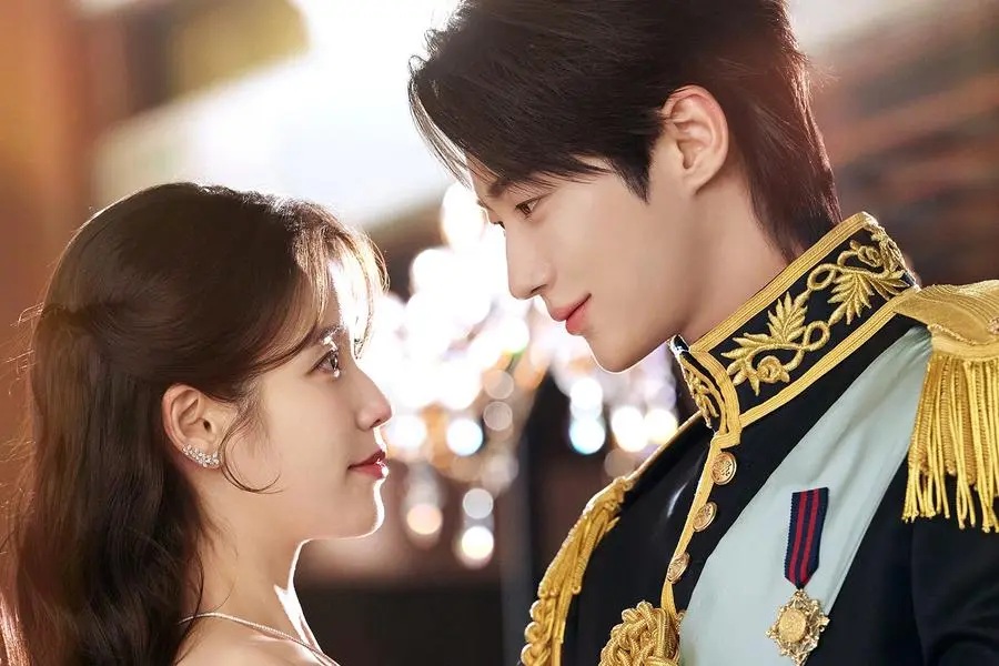 IU, Byeon Woo Seok in the movie Perfect Crown. Photo: Manufacturer
