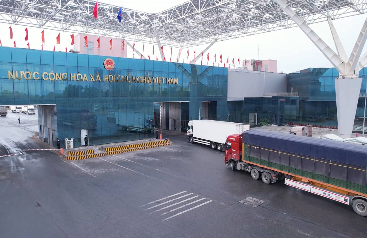 Import and export activities on the weekend in the Bac Luan II bridge area, Quang Ninh province are bustling. Photo: Doan Hung