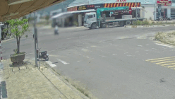 Un hombre en motocicleta muere en el acto tras chocar con un coche con grúa en una intersección. Foto: Linh Nguyen