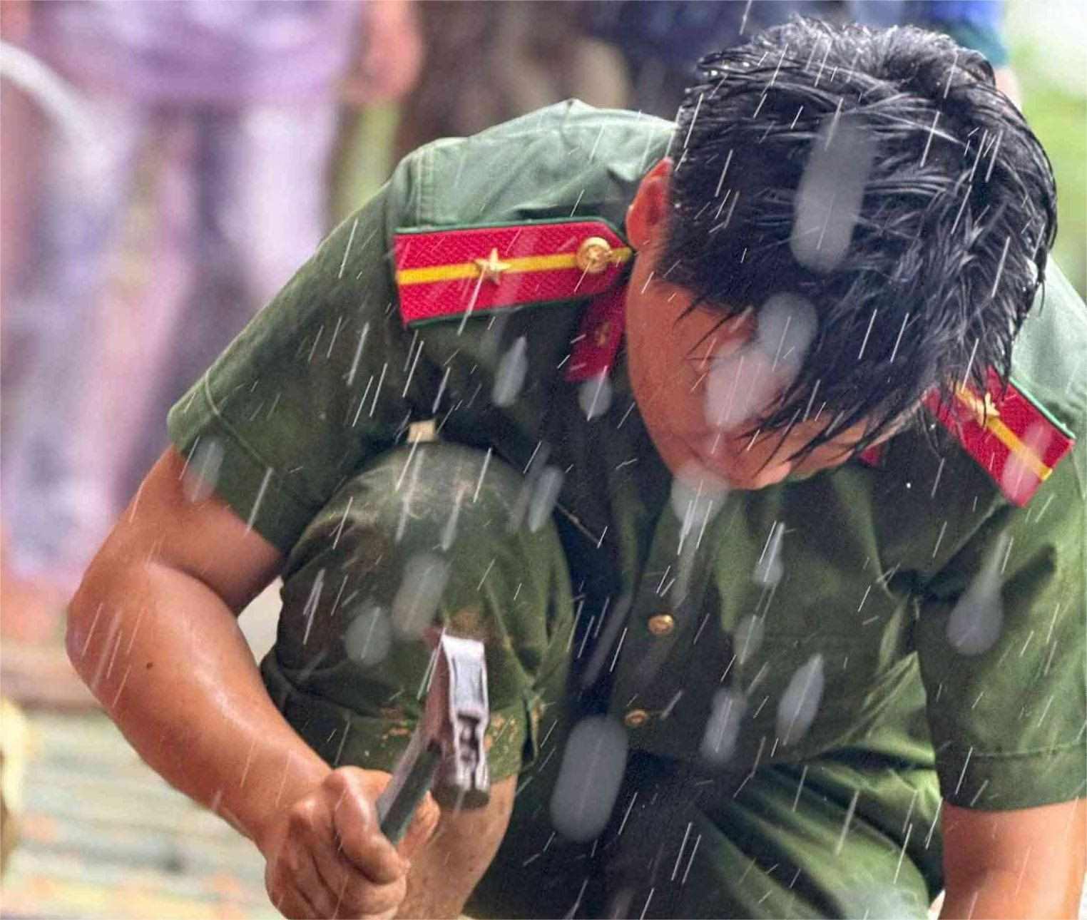 꽝응아이성 공안 청년들이 제작한 작품 "사랑의 대나무 다리 - 폭우와 홍수를 극복하고 사랑의 리듬을 잇다". 사진: 꽝응아이성 공안 청년