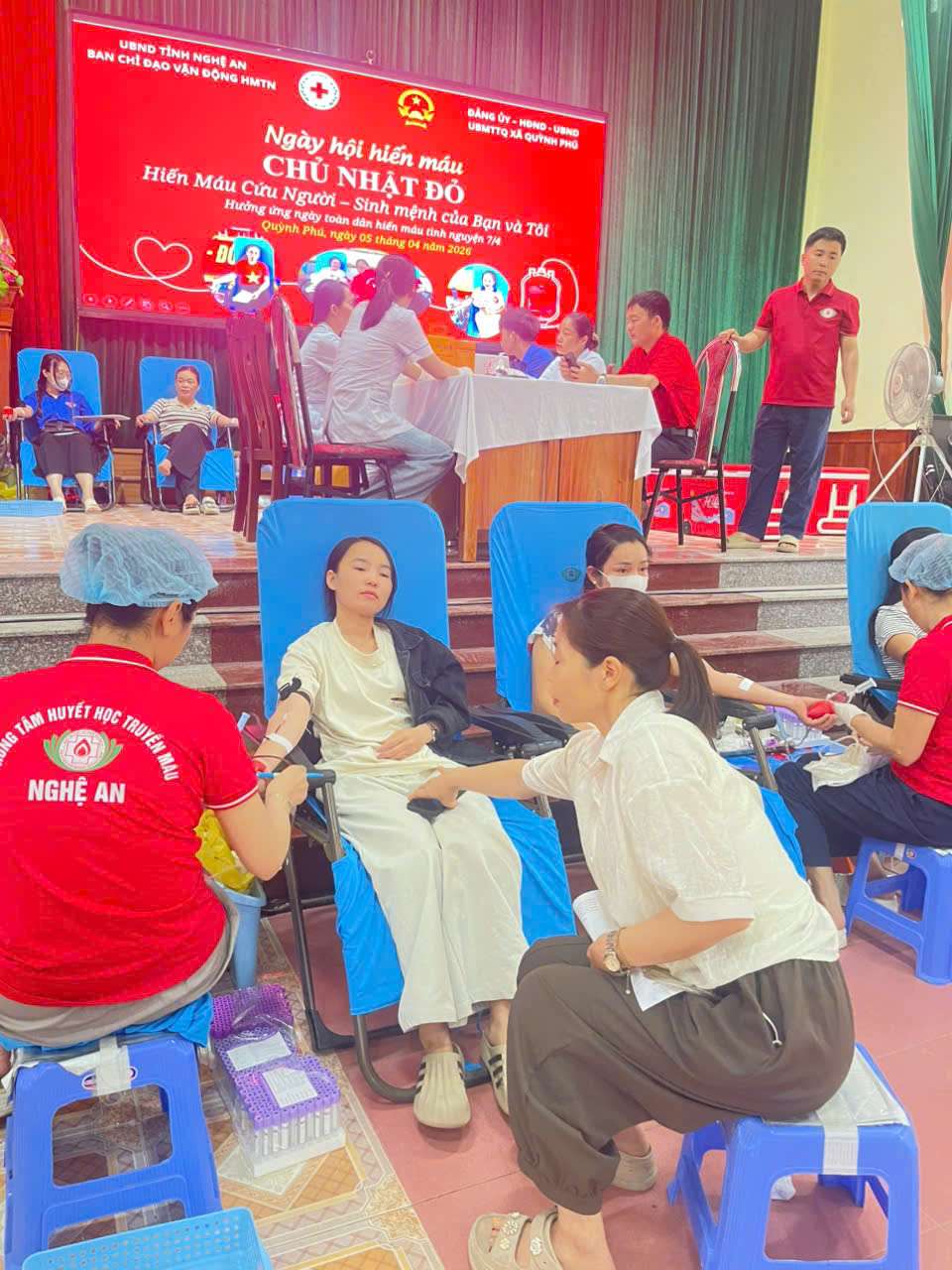 Tuổi trẻ Nghệ An tham gia hiến máu tình nguyện, lan tỏa nghĩa cử cao đẹp trong cộng đồng. Ảnh: Mai Ngân