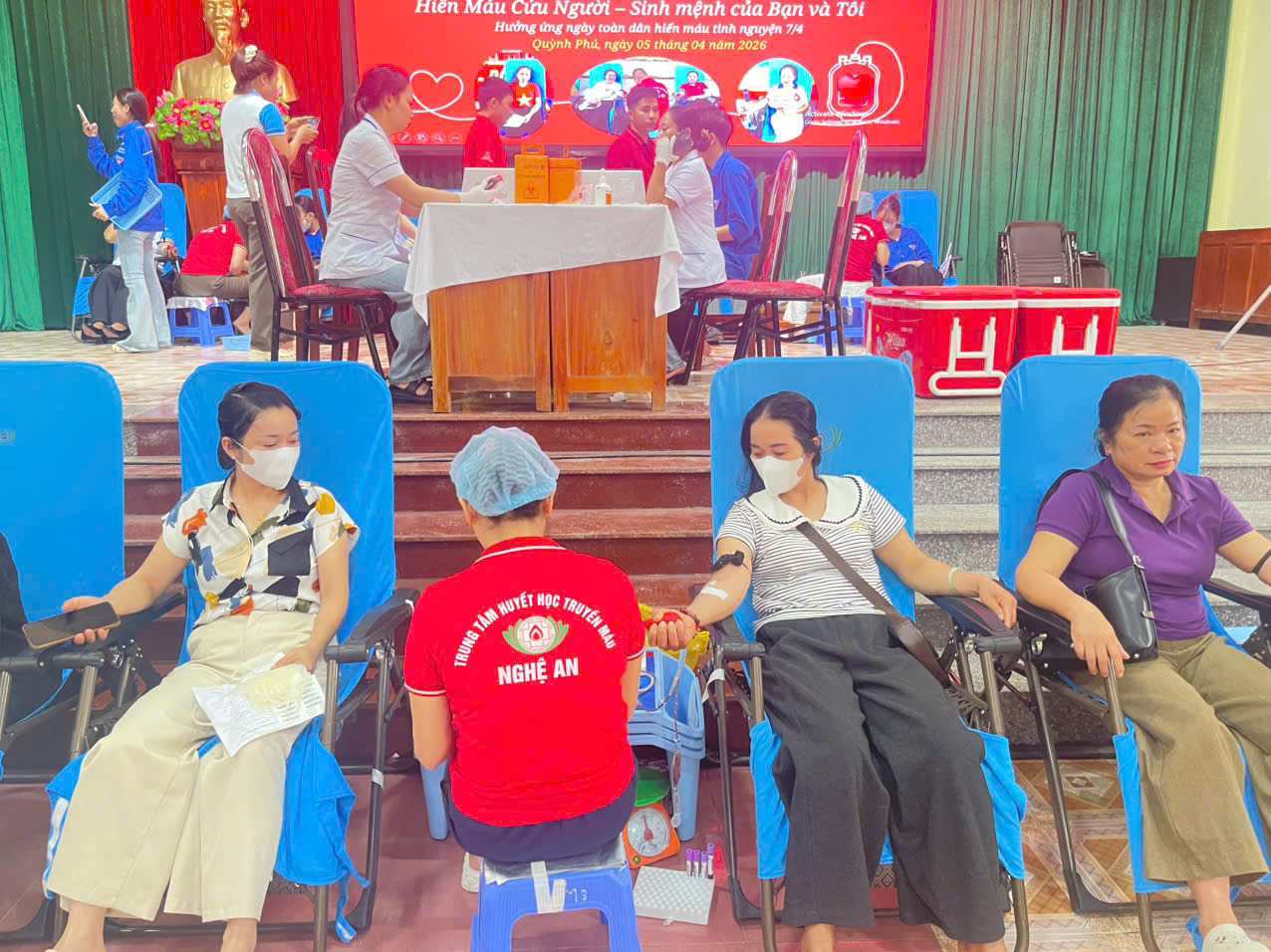 People participate in voluntary blood donation in Quynh Phu commune, Nghe An province. Photo: Mai Ngan