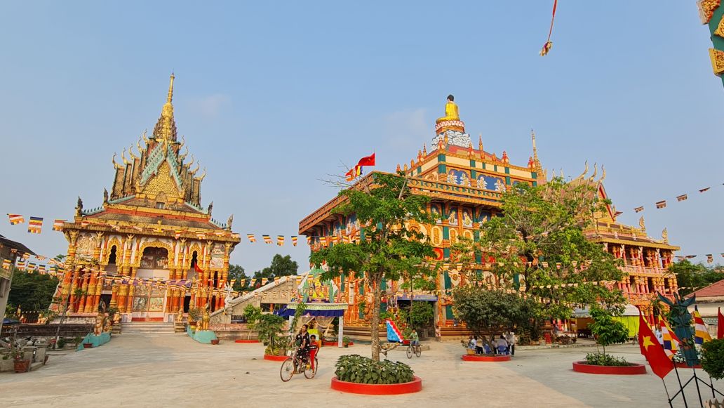 Ngắm kiến trúc những ngôi chùa Khmer tại Cà Mau thôi cũng làm du khách ngẩn ngơ. Ảnh: Nhật Hồ.