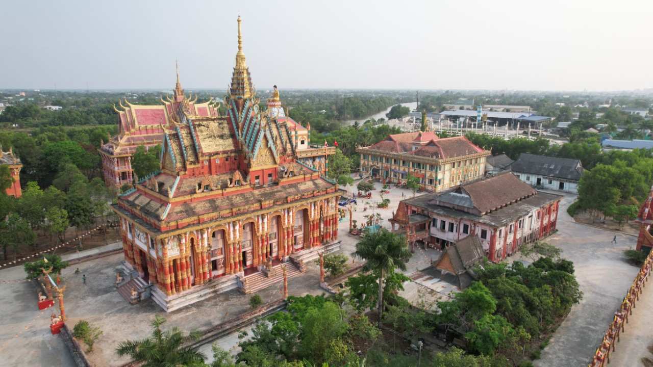 Khmer Pagoda architecture in Ca Mau attracts tourists. Photo: Nhat Ho.