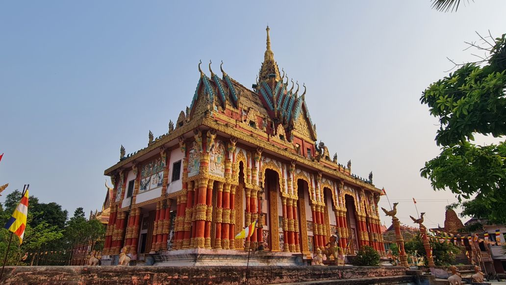 Nét đẹp kiến trúc các chùa Khmer làm cho du lịch Cà Mau hút khách. Ảnh: Nhật Hồ.