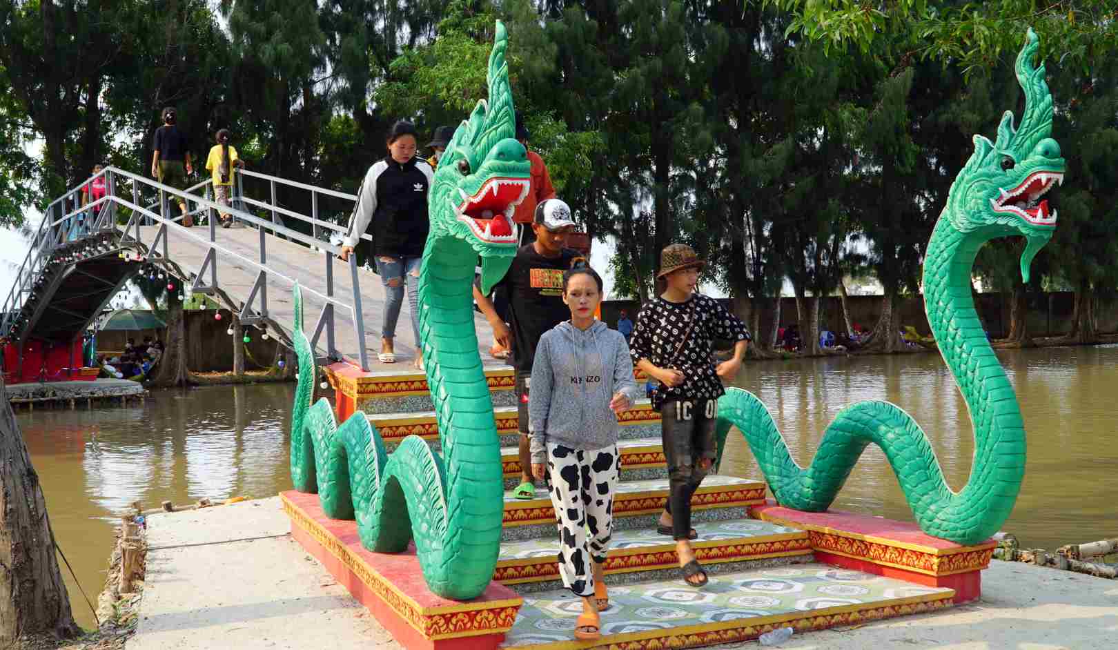 Du khách đến viếng chùa, tạo cho du lịch Cà Mau phát triển. Ảnh: Nhật Hồ.