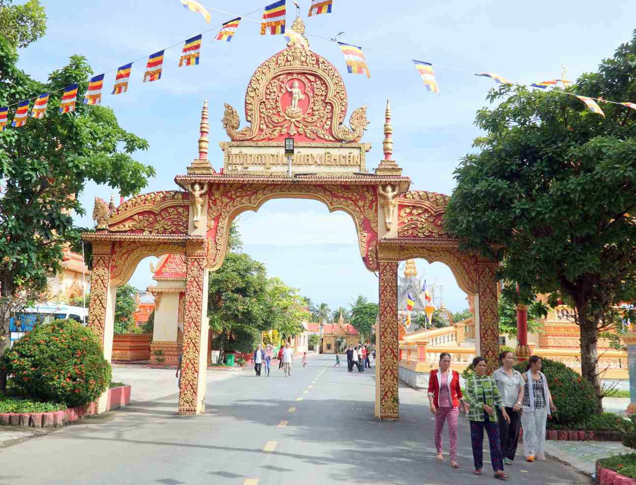 Chùa Xiêm Cán, phường Hiệp Thành, Cà Mau có kiến trúc độc đáo, hút khách thập phương. Ảnh: Nhật Hồ.