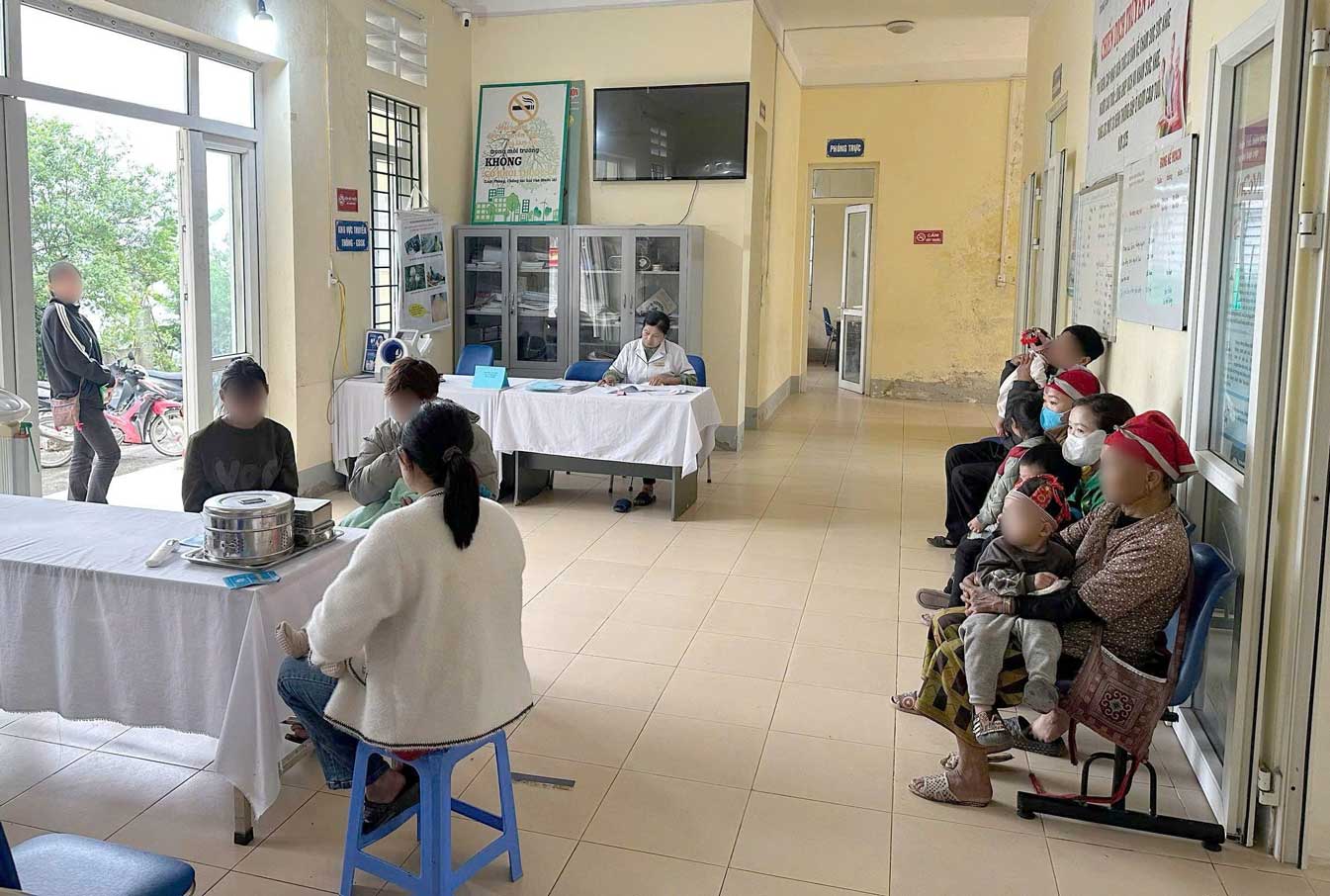 Trẻ em đến tiêm phòng được khám sàng lọc trước tiêm và theo dõi sau tiêm. Ảnh: Thanh Mai