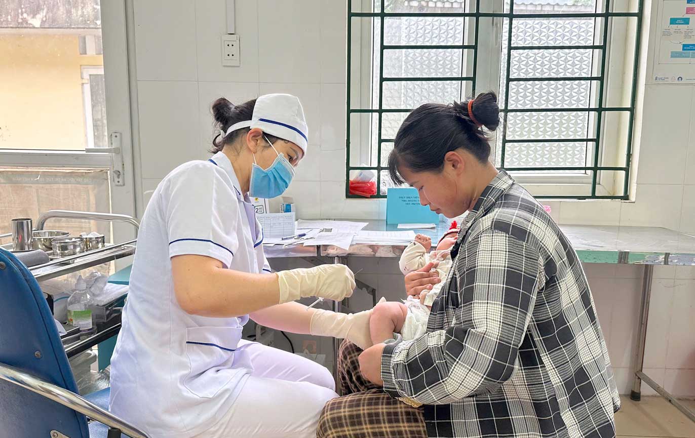 80 trẻ trên địa bàn xã Cốc San được tiêm chủng mở rộng ngay trong đầu tháng 4.2026. Ảnh: Thanh Mai