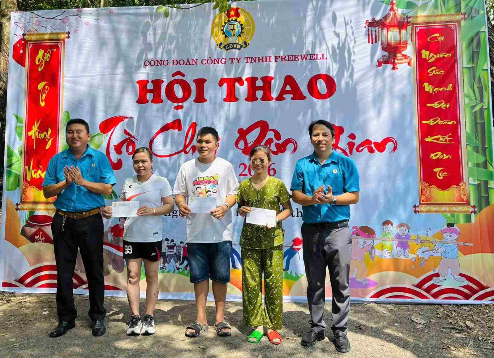 Ban tổ chức đã trao nhiều giải thưởng cho các đội tham gia. Ảnh: CĐCS cung cấp