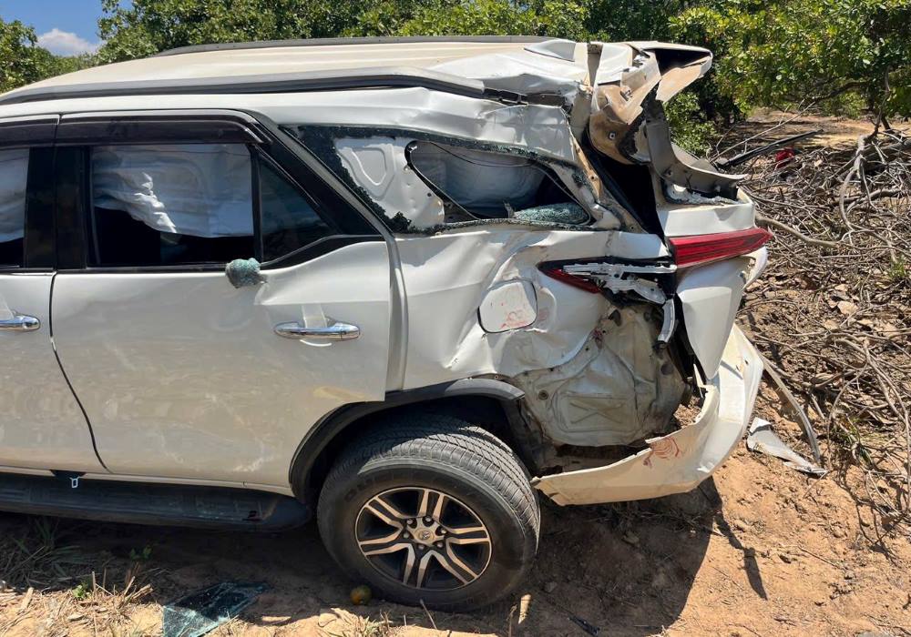 Xe ô tô hư hỏng nặng phần đuôi. Ảnh: Hoàng Đạt