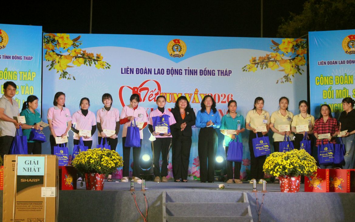 Hoạt động chăm lo tại chương trình Tết sum vầy ở Khu công nghiệp Long Giang. Ảnh: Thanh Mai